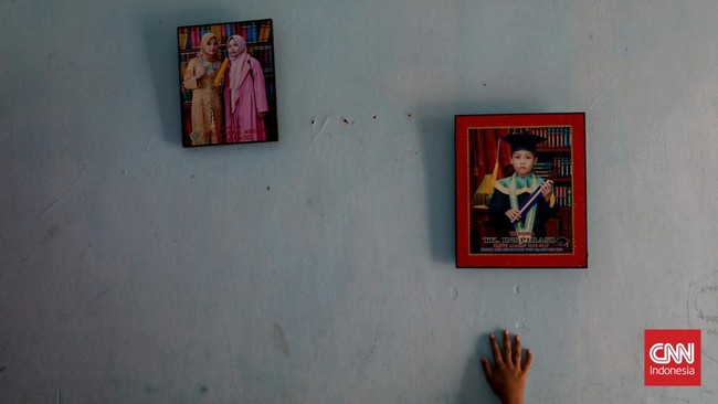 Guru relawan, Lia (40) mengajar di TK Inspirasi Indonesia, Bekasi, Jawa Barat, Kamis (14/8). (CNN Indonesia/Febria Adha L)