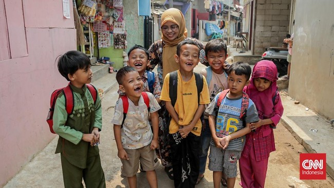 Guru relawan, Lia (40) mengajar di TK Inspirasi Indonesia, Bekasi, Jawa Barat, Kamis (14/8). (CNN Indonesia/Febria Adha L)