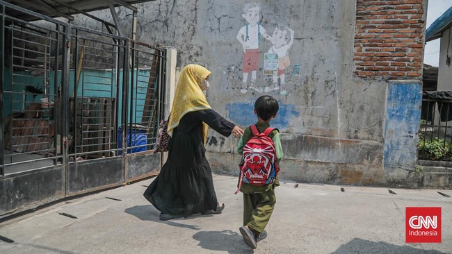 Guru relawan, Lia (40) mengajar di TK Inspirasi Indonesia, Bekasi, Jawa Barat, Kamis (14/8). (CNN Indonesia/Febria Adha L)