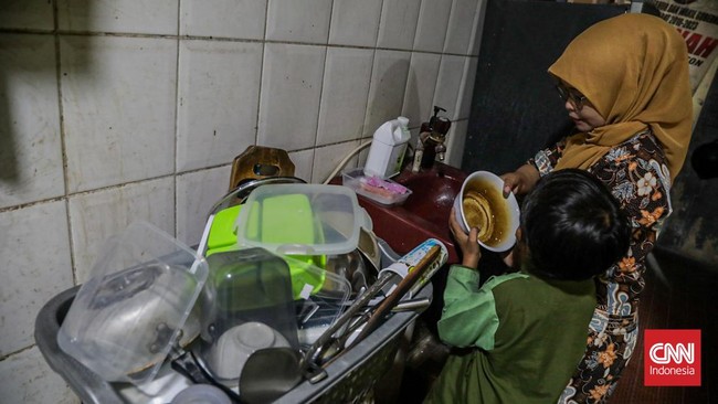 Guru relawan, Lia (40) mengajar di TK Inspirasi Indonesia, Bekasi, Jawa Barat, Kamis (14/8). (CNN Indonesia/Febria Adha L)