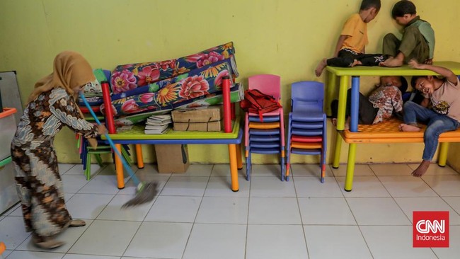 Guru relawan, Lia (40) mengajar di TK Inspirasi Indonesia, Bekasi, Jawa Barat, Kamis (14/8). (CNN Indonesia/Febria Adha L)