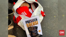 Kelereng dan karet loncat jadi bagian dari isi goodie bag yang diberikan pada masyarakat saat Upacara HUT ke-81 RI di Istana Merdeka, Jakarta, Senin (17/8).