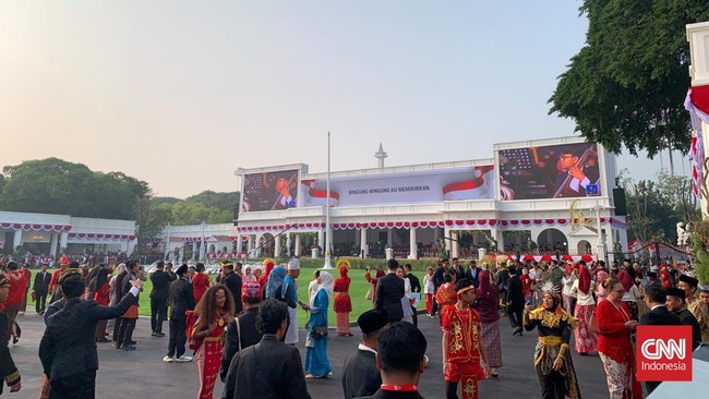 Masyarakat mulai memadati Istana Merdeka untuk mengikuti upacara HUT ke-81 RI, Senin (17/8).