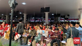 Masyarakat mulai memadati Istana Merdeka untuk mengikuti upacara HUT ke-81 RI, Senin (17/8).