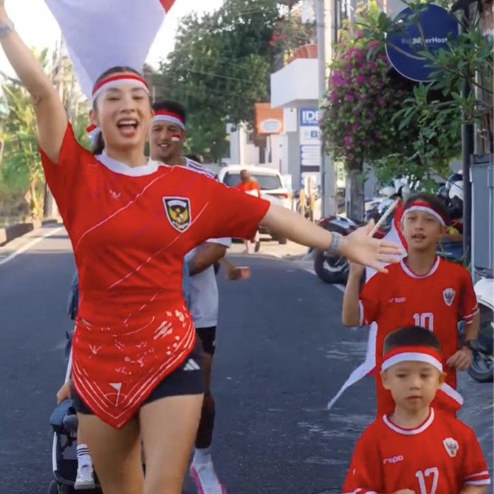 <p>Beralih ke pasangan Jennifer dan Irfan Bachdim yang mengajak turut serta anak-anaknya untuk merayakan HUT RI tahun ini dengan lari mengenakan busana bernuansa merah putih sambil mengibarkan bendera. Wah keren banget ya, keluarga mereka memiliki cara berbeda untuk merayakan 17 Agustus. (Foto: Instagram @jenniferbachdim)</p>