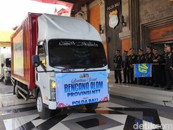 Polda Bali Kirim 5 Truk Kontainer Bantuan untuk Korban Gempa NTT