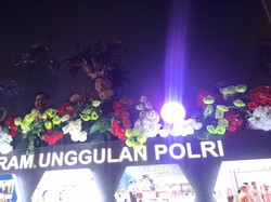 Momen Kapolri Bagi-bagi Boneka Saat Karnaval Malam Merdeka