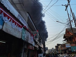 Video Kebakaran Pabrik di Bekasi Utara, Asap Hitam Membubung