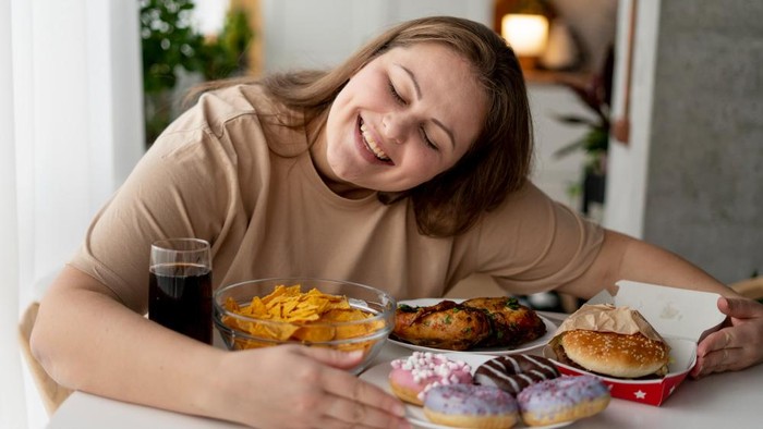 Benarkah Makan Larut Malam Memicu Kenaikan Berat Badan? Ini Penjelasannya!
