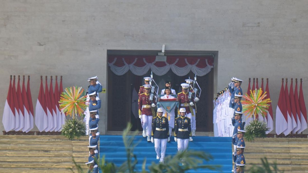Purna Paskibraka Duta Pancasila 2025 Bianca Sultana Najwa (tengah, kedua atas) dan Aliah Sakira (tengah, atas) membawa bendera pusaka dan naskah Proklamasi dari Monumen Nasional menuju Istana Merdeka dalam kirab Merah Putih di Jakarta, Senin (17/8/20