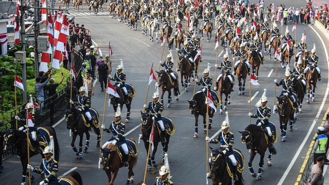 Prajurit Berkuda TNI mengikuti Kirab Merah Putih dari Monumen Nasional menuju Istana Merdeka di Jakarta, Senin (17/8/2026). Kirab menuju Istana Merdeka tersebut merupakan rangkaian pelaksanaan Upacara Peringatan Detik-Detik Proklamasi Kemerdekaan ke-