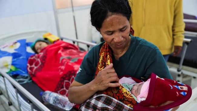 Evita Ani, 43, holds her newborn-granddaughter at the Ben Mboi Manggarai regional hospital in the aftermath of an earthquake, in Ruteng, Manggarai regency, East Nusa Tenggara province, Indonesia, August 17, 2026. REUTERS/Willy Kurniawan