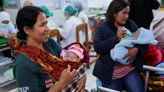 Evita Ani, 43, holds her newborn-granddaughter at the Ben Mboi Manggarai regional hospital in the aftermath of an earthquake, in Ruteng, Manggarai regency, East Nusa Tenggara province, Indonesia, August 17, 2026. REUTERS/Willy Kurniawan