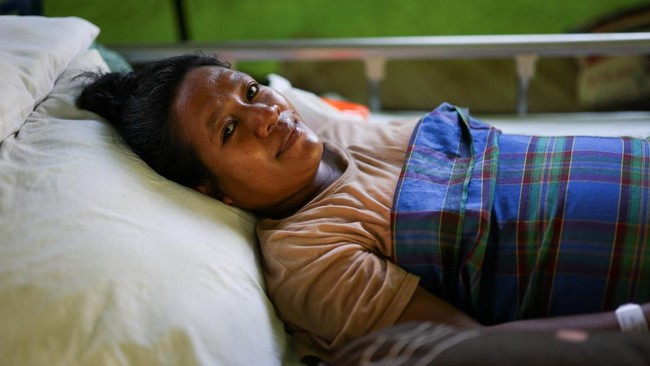 Maria Florida Nogo Kelen, a mother who gave birth via caesarean section amid the aftershocks of the earthquake, at a hospital in Nagekeo, East Nusa Tenggara, Indonesia, August 17, 2026. REUTERS/Edgar Su