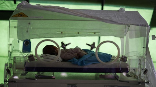 Gempita Soli Wona, a baby who was born via caesarean section amid the aftershocks of the earthquake, at a hospital in Nagekeo, East Nusa Tenggara, Indonesia, August 17, 2026. REUTERS/Edgar Su