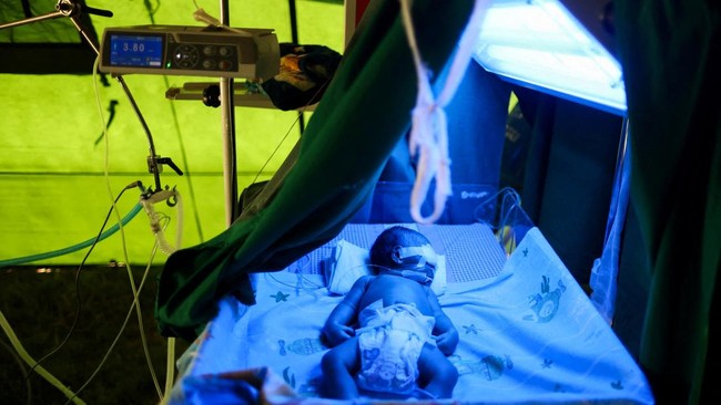 A newborn baby receives light therapy in a makeshift hospital tent outside a damaged hospital, in the aftermath of an earthquake in Nagekeo, East Nusa Tenggara, Indonesia, August 17, 2026. REUTERS/Edgar Su     TPX IMAGES OF THE DAY