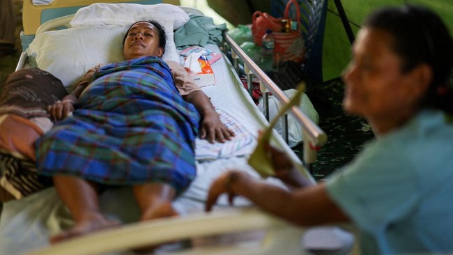 Maria Florida Nogo Kelen, a mother who gave birth via caesarean section amid the aftershocks of the earthquake, at a hospital in Nagekeo, East Nusa Tenggara, Indonesia, August 17, 2026. REUTERS/Edgar Su     TPX IMAGES OF THE DAY