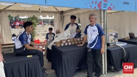 Banyak masyarakat memadati kawasan Monumen Nasional (Monas) di acara Pesta Rakyat HUT ke-81 RI untuk berburu kuliner dari Usaha Mikro, Kecil, Menengah (UMKM), Senin (17/8).Sekitar 1.200 pelaku UMKM binaan Pemerintah Provinsi DKI Jakarta dan Kementeri