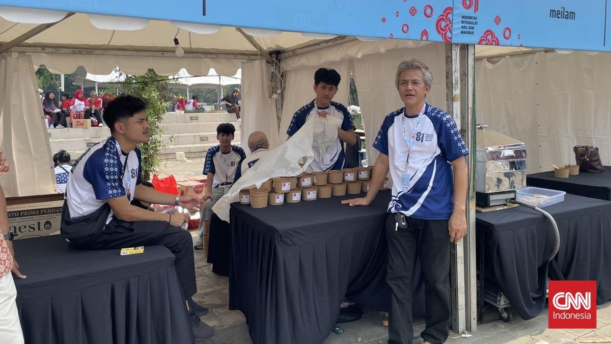 Masyarakat Berburu Jajanan UMKM Gratis di Pesta Rakyat Monas