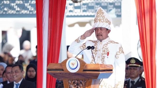 Menteri Kelautan dan Perikanan Sakti Wahyu Trenggono melangsungkan upacara peringatan Hari Ulang Tahun (HUT) ke-81 Republik Indonesia bersama para nelayan dan masyarakat pesisir di lokasi Kampung Nelayan Merah Putih (KNMP) Sorue Jaya, Kabupaten Konaw