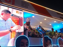 Antusias Warga Berebut Ompreng dari Mobil BGN di Karnaval Malam Merdeka