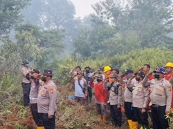 Momen Khidmat Pengibaran Merah Putih di Tengah Asap Karhutla Pelalawan