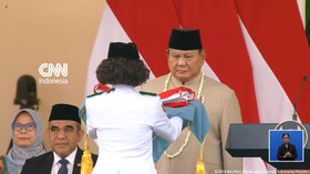 Momen Pembawa Baki Serahkan Bendera kepada Prabowo