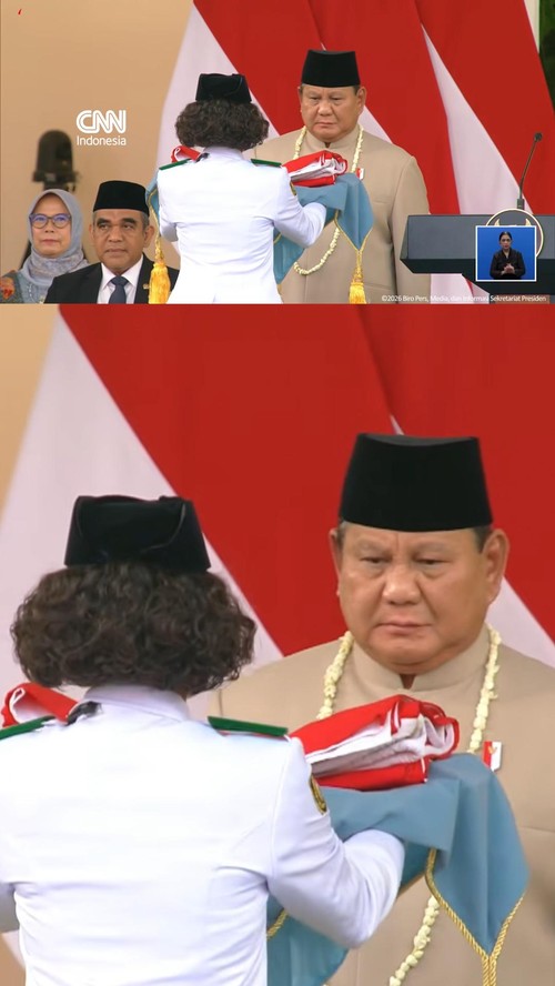 Momen Pembawa Baki Serahkan Bendera kepada Prabowo