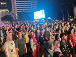 Momen Khidmat Warga Nyanyi Indonesia Raya dalam Perayaan HUT Ke-81 RI di HI