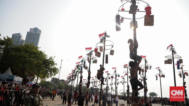 Sejumlah peserta mengikuti lomba panjat pinang kolosal di Beachpool, Ancol, Jakarta Utara, Senin (17/8). (CNN Indonesia/Febria Adha L)