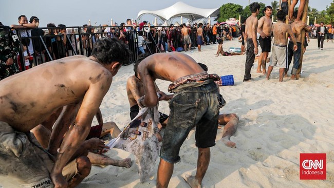 Sejumlah peserta mengikuti lomba panjat pinang kolosal di Beachpool, Ancol, Jakarta Utara, Senin (17/8). (CNN Indonesia/Febria Adha L)