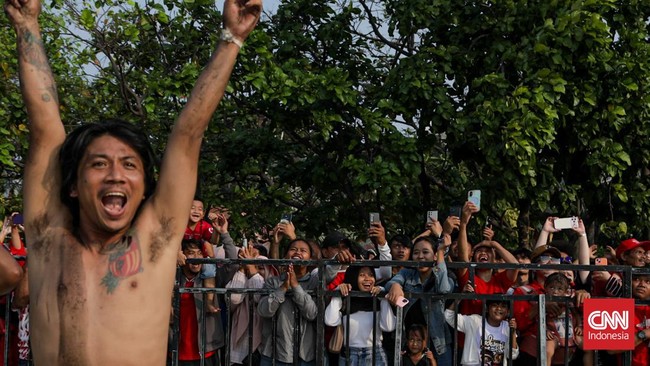 Sejumlah peserta mengikuti lomba panjat pinang kolosal di Beachpool, Ancol, Jakarta Utara, Senin (17/8). (CNN Indonesia/Febria Adha L)