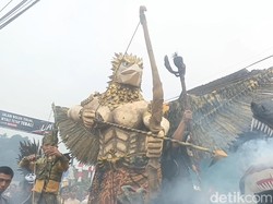 Karnaval HUT RI di Tasikmalaya, Warga Bawa Jampana hingga Patung Raksasa
