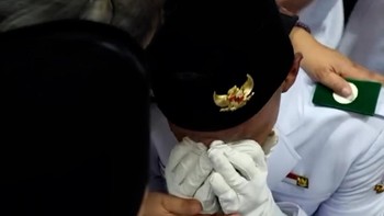 Paskibraka Larut dalam Haru Usai Kibarkan Merah Putih di HUT RI ke-81