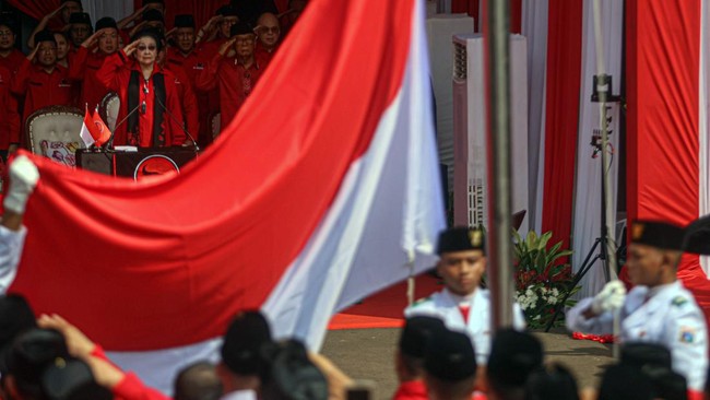 Ketua Umum DPP PDI Perjuangan (PDIP) Megawati Soekarnoputri (kiri) memberi hormat kepada bendera Merah Putih saat memimpin upacara peringatan HUT Kemerdekaan ke-81 RI di halaman Masjid At-Taufiq, Sekolah Partai PDIP, Lenteng Agung, Jakarta, Senin (17