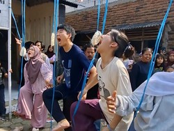 Meriahkan HUT RI, Pelajar Jepang Ikut Lomba Makan Kerupuk di Serang