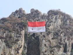 Misi Spiderman di Tebing Hawu: Kibarkan Bendera dan Lawan Tambang