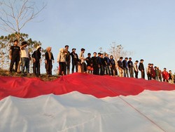 Bendera Merah Putih Sepanjang 100 Meter Berkibar di Gunung Palateang Pinrang