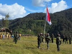Peringati HUT RI, TNI Kibarkan Merah Putih di Kaki Gunung Cartenz