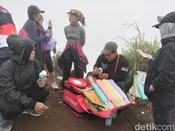 Bakul Es Krim di Puncak Gunung Andong Panen Cuan, Sehari Dapat Rp 4,7 Juta!