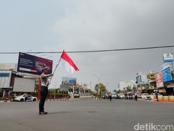 Saat Sirene Berbunyi, Simpang Gunungsari Cirebon Mendadak Hening