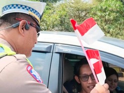PJR Jatim Bagi-bagi Bendera Merah Putih di Gerbang Tol Warugunung