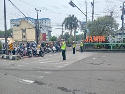 Kala Pengendara Berhenti Sejenak Saat Detik-detik Proklamasi