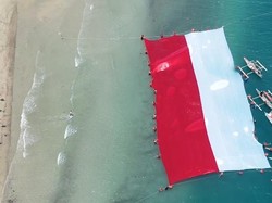 Aksi Polres Boalemo Bentangkan Merah Putih 40x20 Meter di Laut