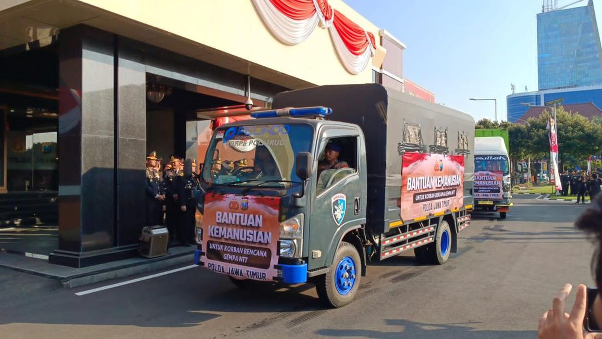 HUT RI ke-81, Polri Serentak Gerakkan 44 Truk Bantuan ke Flores