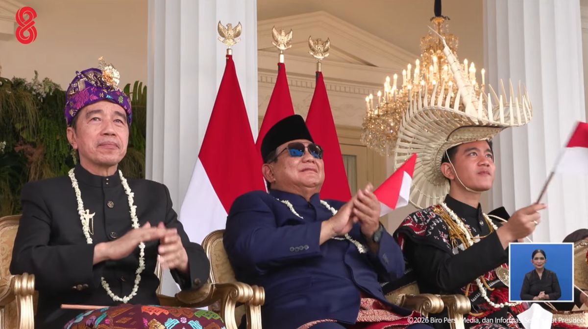 Prabowo Diapit Gibran-Jokowi Saksikan Atraksi Jet Tempur di HUT ke-81