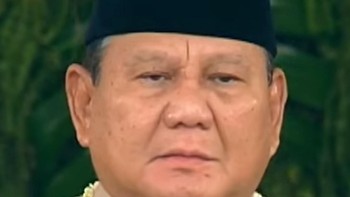 Prabowo Pimpin Upacara Penurunan Bendera di Istana Merdeka