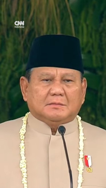 Prabowo Pimpin Upacara Penurunan Bendera di Istana Merdeka