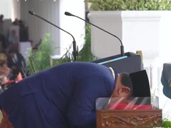 Prabowo Cium Sang Merah Putih yang Hendak Dikibarkan Paskibraka HUT Ke-81 RI