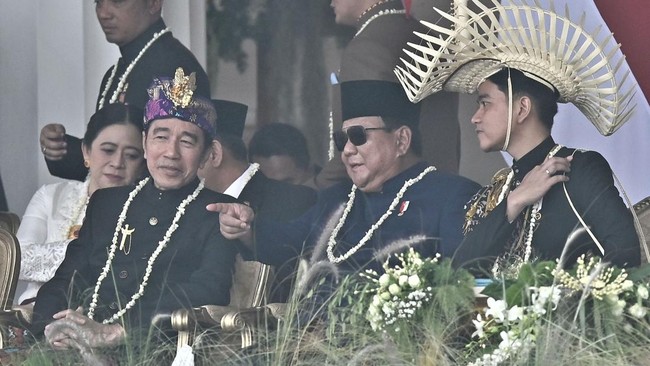 Presiden Prabowo Subianto (tengah) berbincang dengan Wakil Presiden Gibran Rakabuming Raka (kanan) dan Presiden ke-7 RI Joko Widodo sebelum Upacara Peringatan Detik-Detik Proklamasi Kemerdekaan Ke-81 Republik Indonesia di Istana Merdeka, Jakarta, Sen